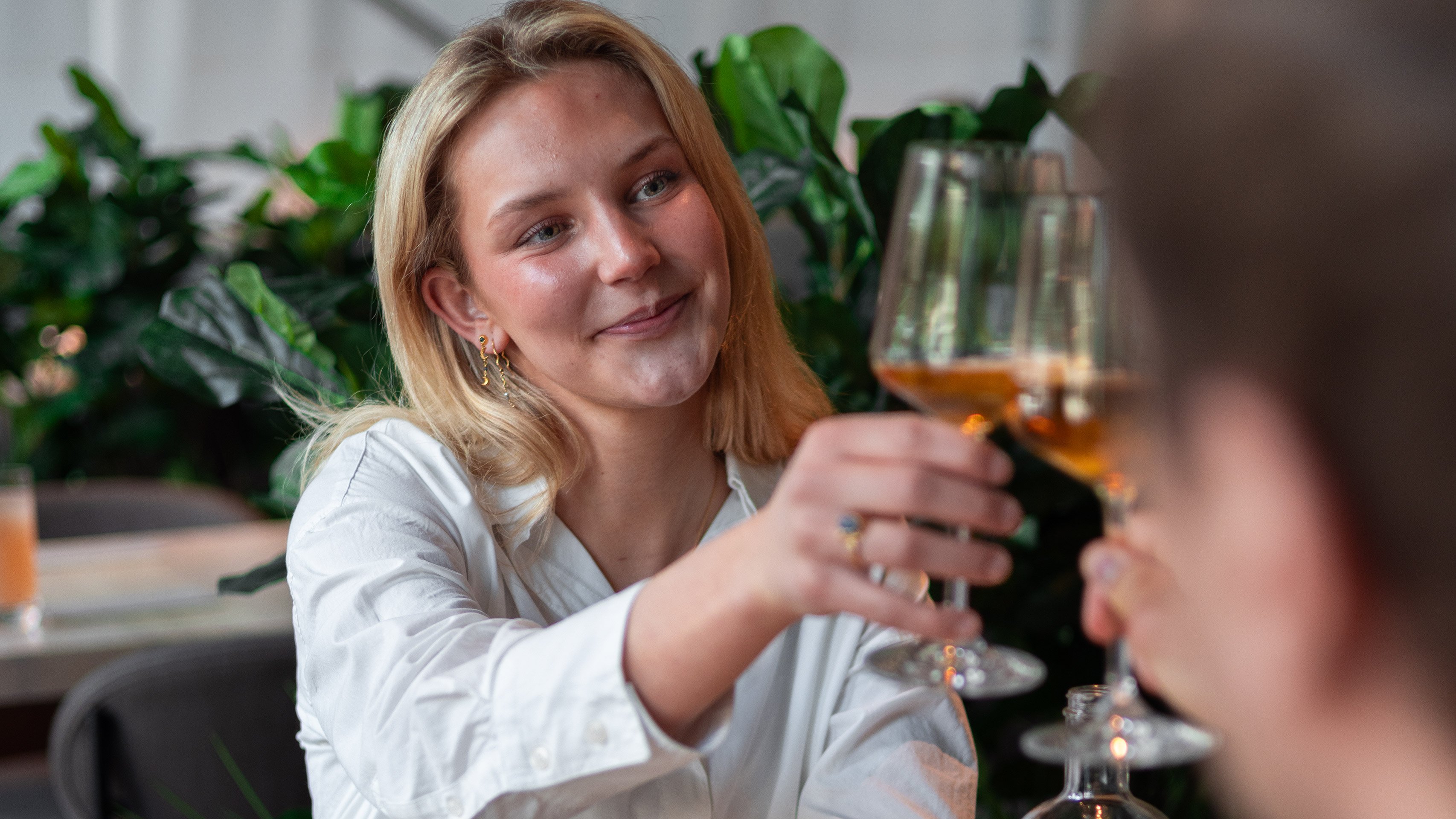 Bilde av kvinne som skåler